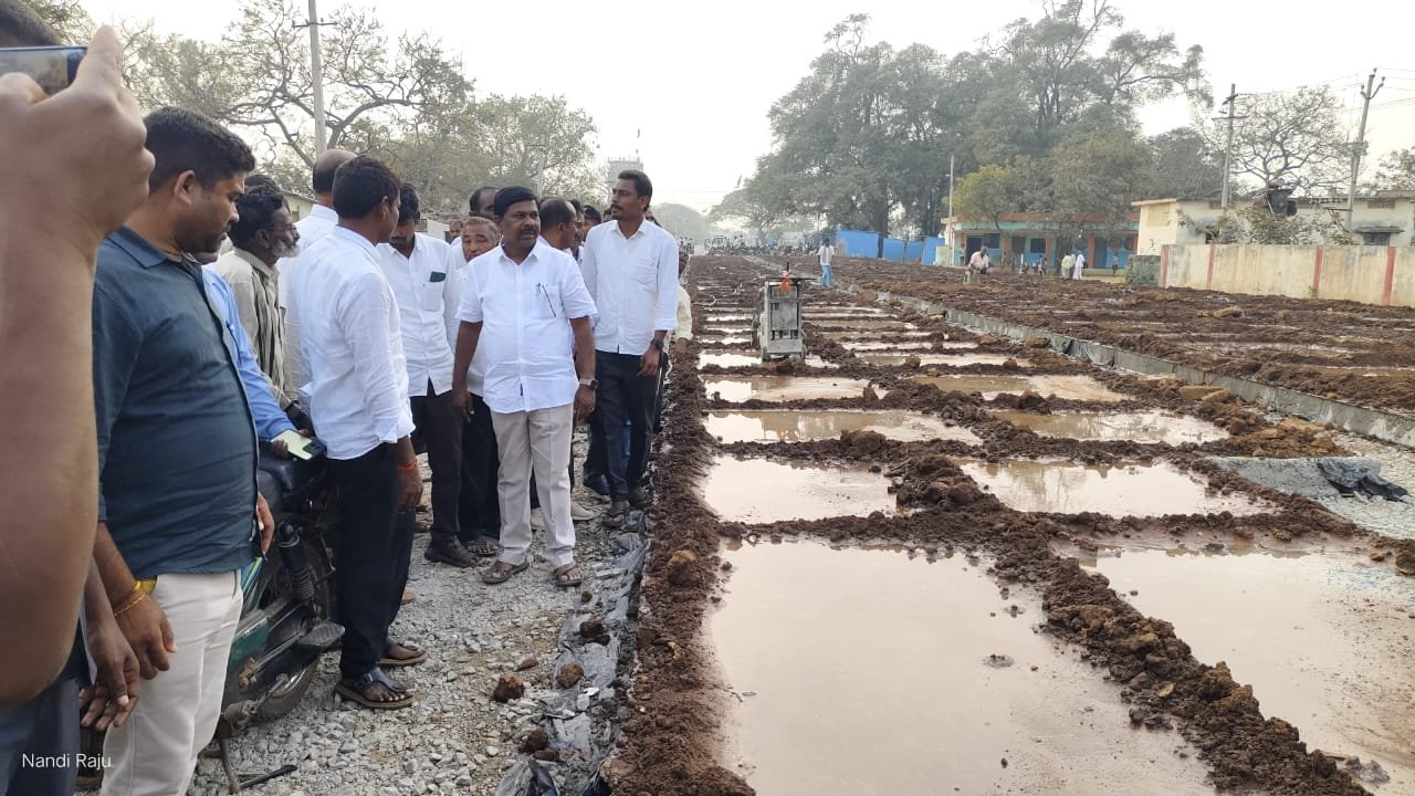 రోడ్డు విస్తరణ పనులను పరిశీలించిన *ఎమ్మెల్యే వంశీకృష్ణ 